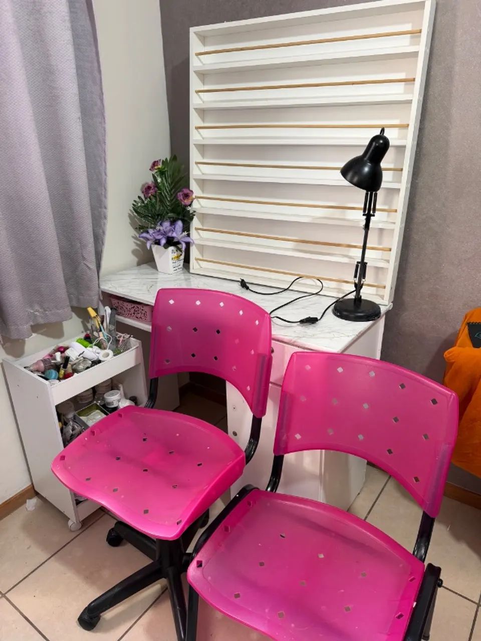 Mesa de manicure com cadeiras esmalteiro e carrinho auxiliar  - Foto 4