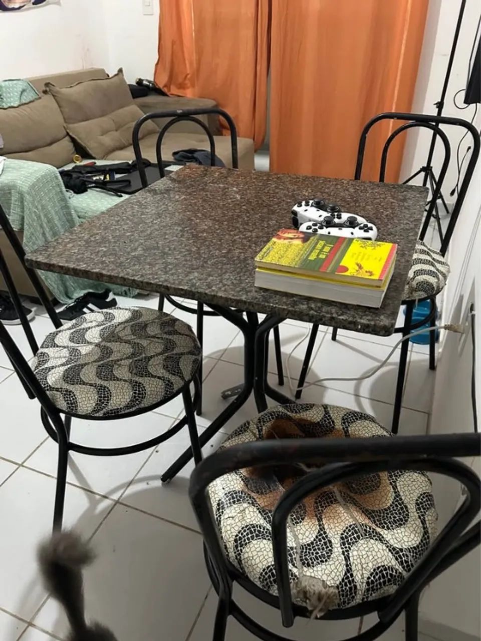 Mesa com pedra de mármore + quatro cadeiras - Foto 4