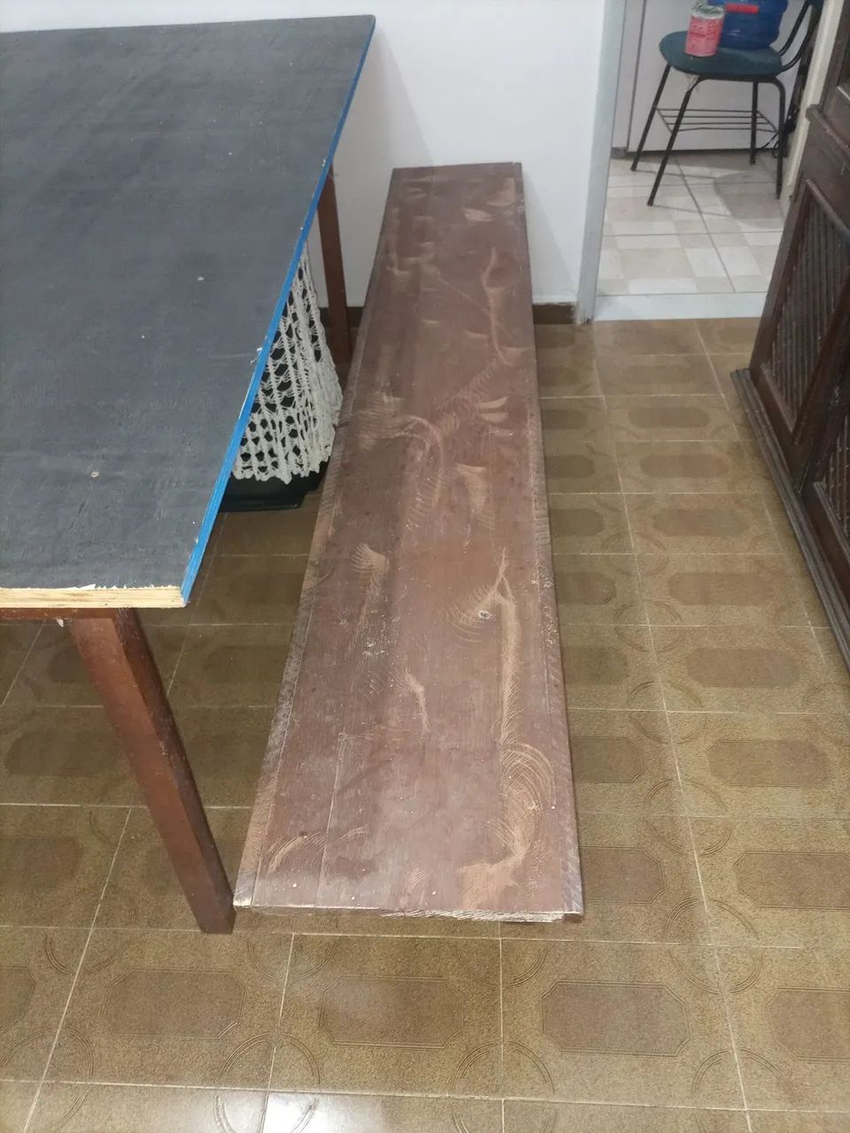 Vendo mesa rústica com dois bancos de madeira 2,00 x 1,10m - Foto 2