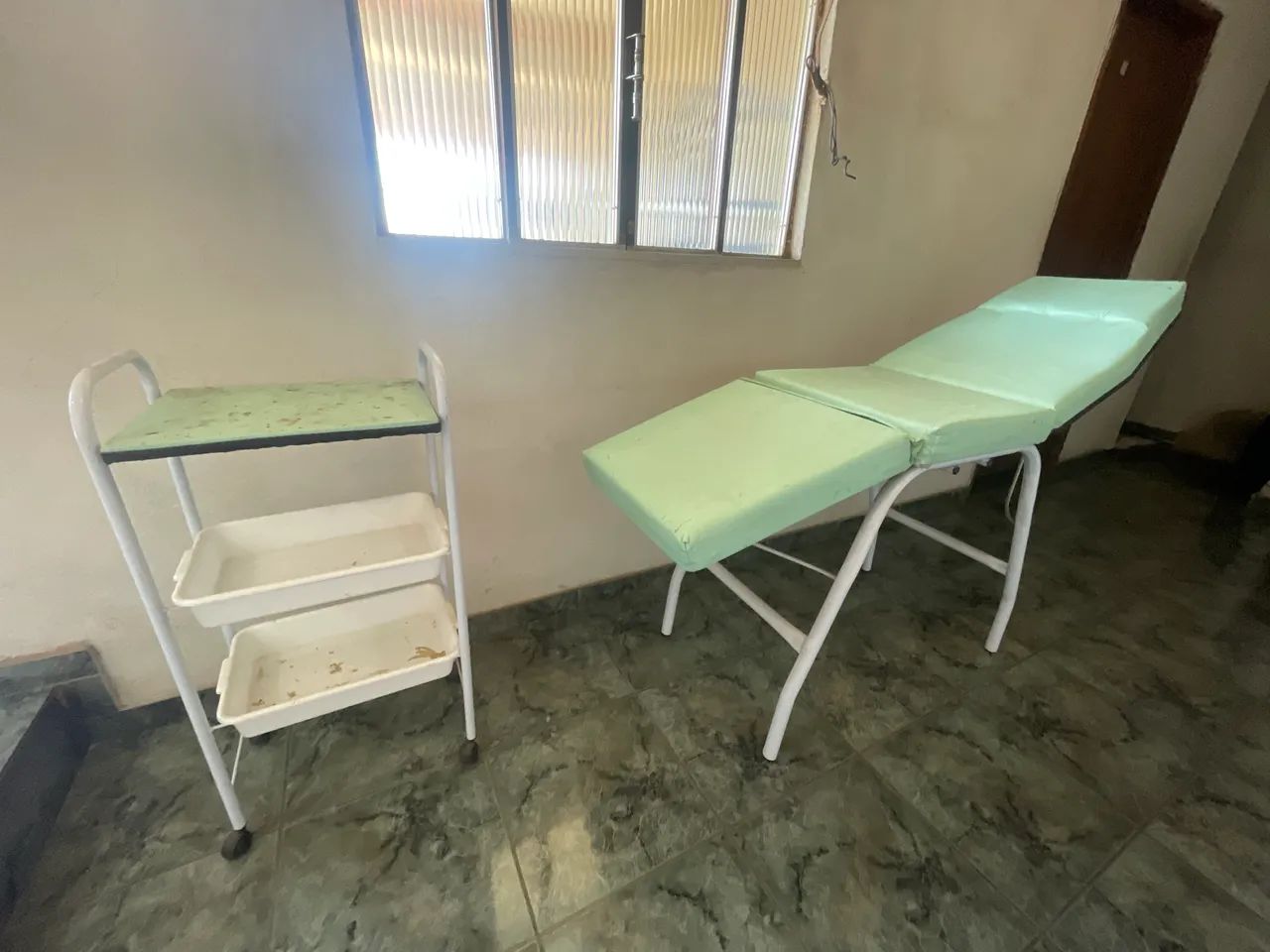 Maca e carrinho de estética 