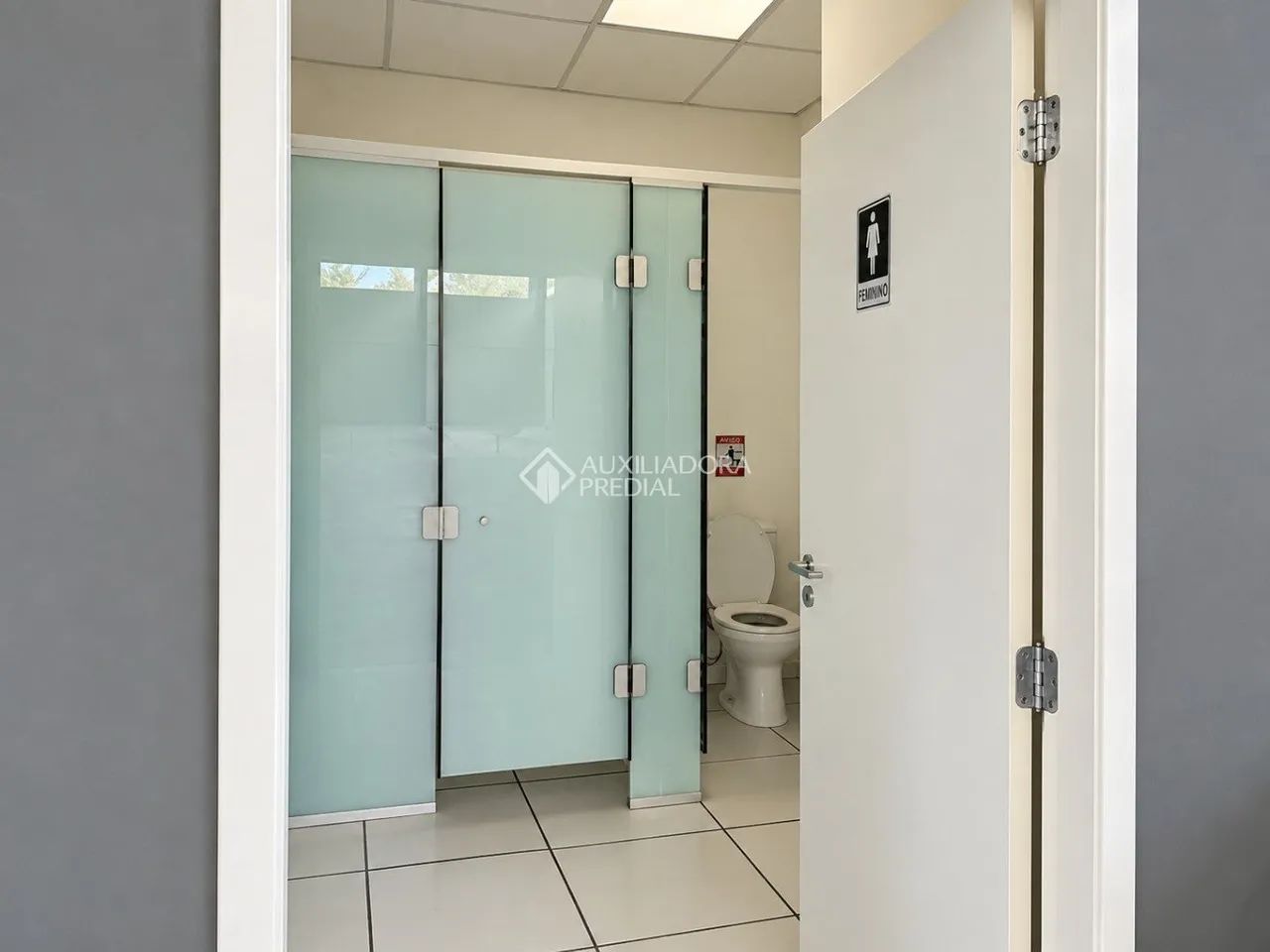 Galpão com 1.300 m² | 3 docas e amplo pátio no CICOBI | BBiguaçu para locação. - Foto 4