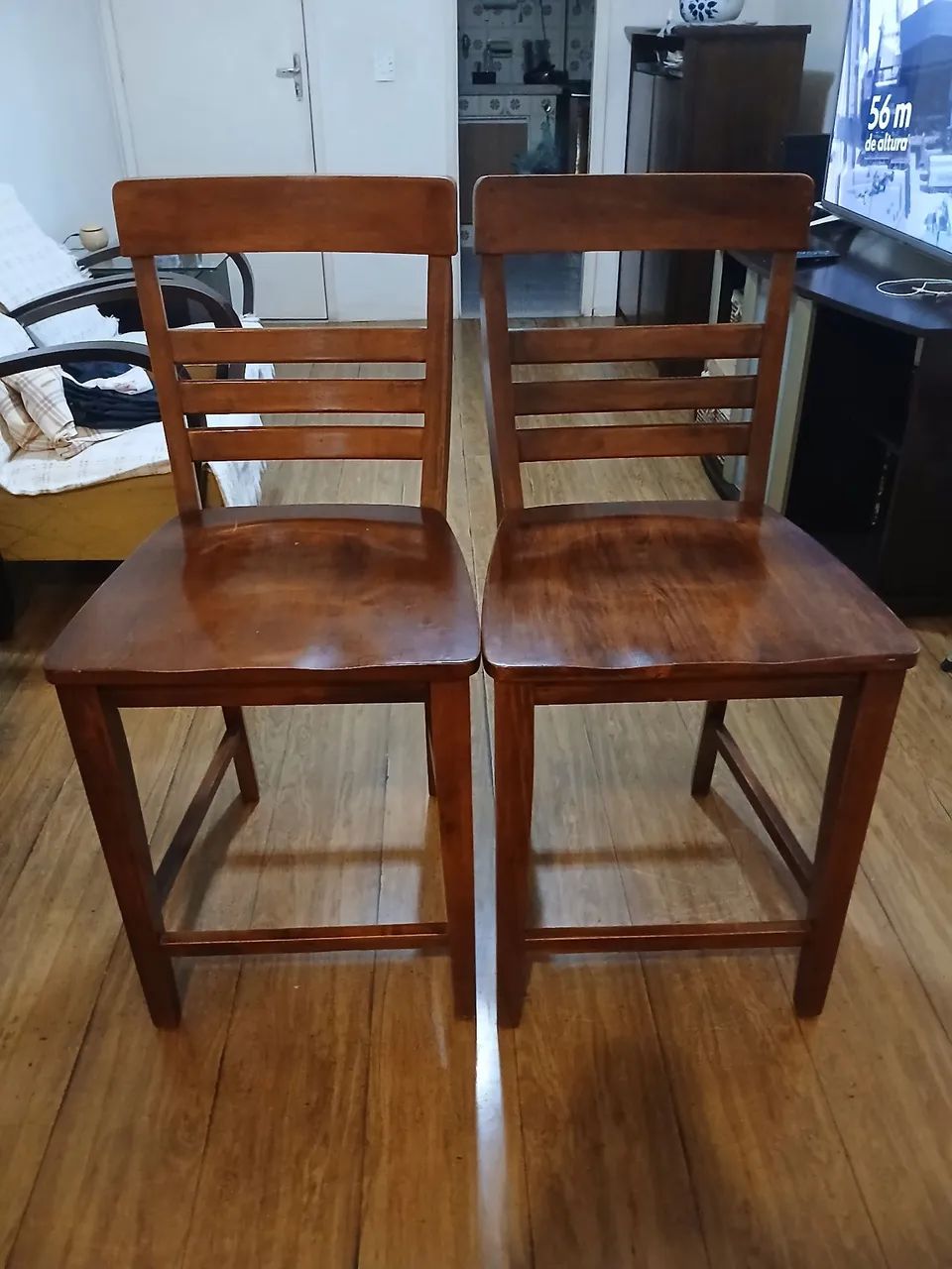 Vendo 2 lindas cadeiras altas em madeira maciça.  - Foto 2