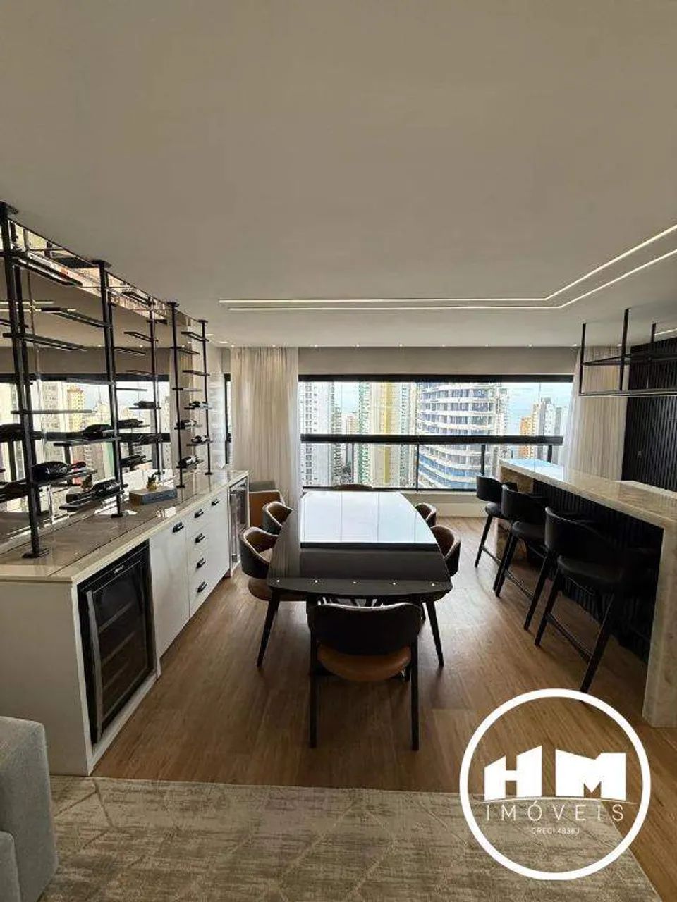 Locação anual, edificio Argos, finamente mobiliado e decorado, 2 suites e 2 demi, 4 vagas - Foto 4