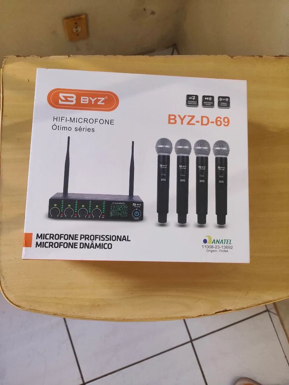 Microfone dinâmico profissional novo na caixa 