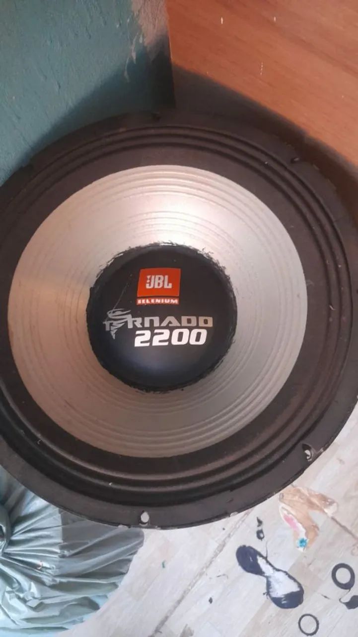 Vendo um par de alto falantes 15polegadas tornado 4ohms  focionando perfeitamente 