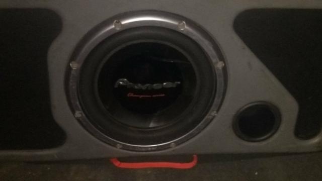 Vendo caixa com cara preta 400 rms na litragem certa e modulo 2400 watts 4 x600 - Foto 2