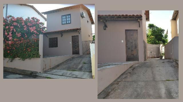 Casa duplex solta em condomínio fechado