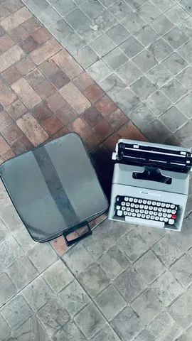 Máquina de escrever 64168485493378124