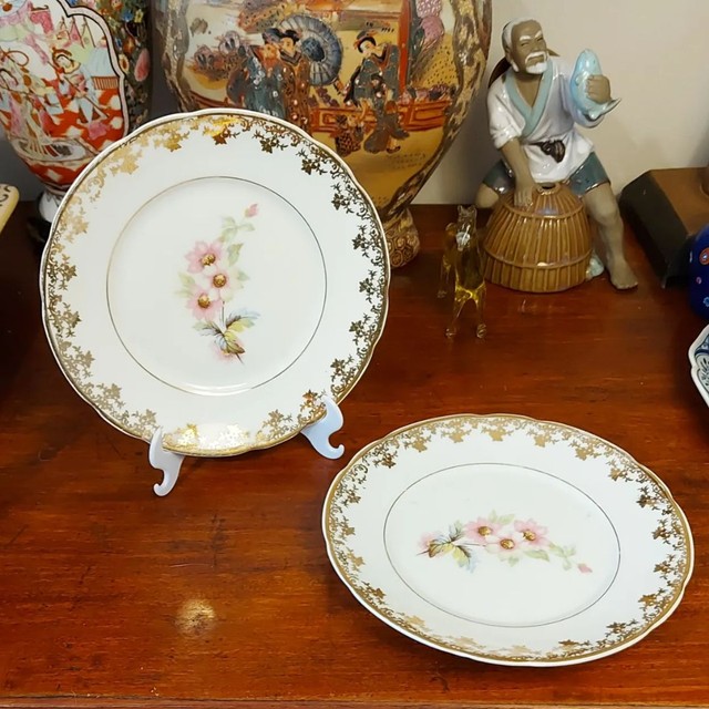 Par de pratos de sobremesa em porcelana Real.