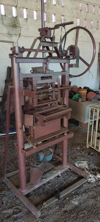 Maquina de fazer blocos de concreto (Valor para desocupar espaço ) Troco... - Foto 3