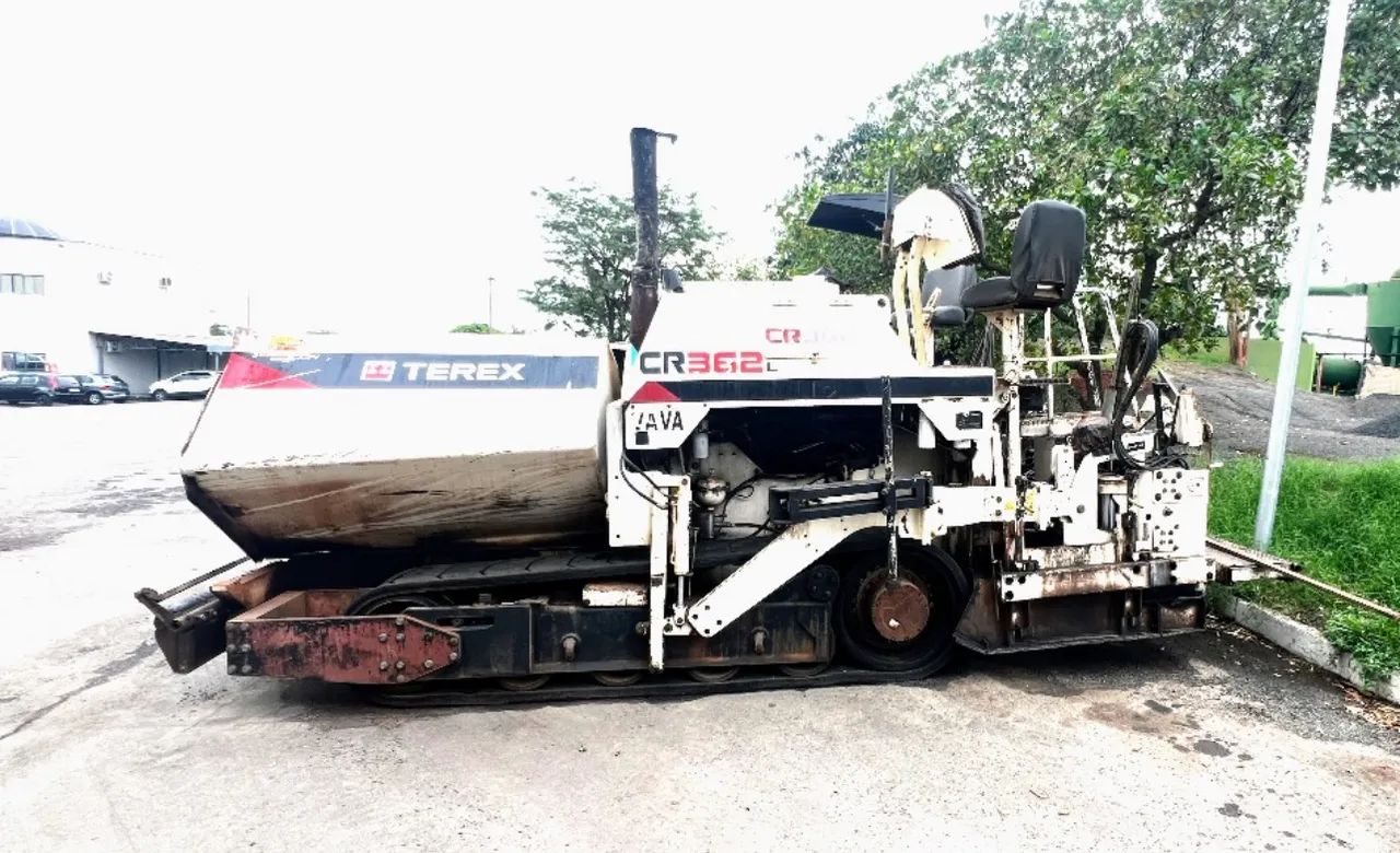 Vibroacabadora Terex CR362L ano 2008 com 6000 horas e esteiras de borracha novas, em SP