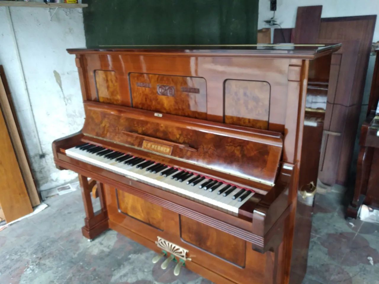 Reformas, compra e venda de móveis antigos em geral 