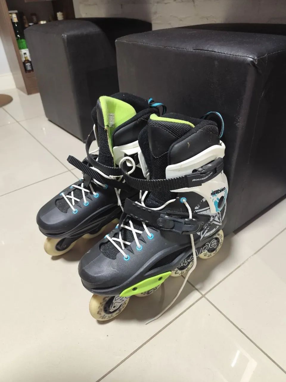 Vende-se par de patins rollerblade c/ acessórios (cotoveleira, joelheira e luva protetora) - Foto 5