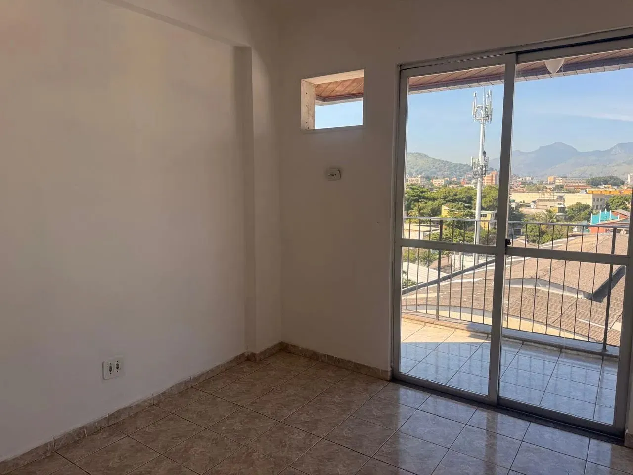 Imóvel para aluguel tem 80 metros quadrados com 2 quartos em Rocha Miranda - Rio de Janeir