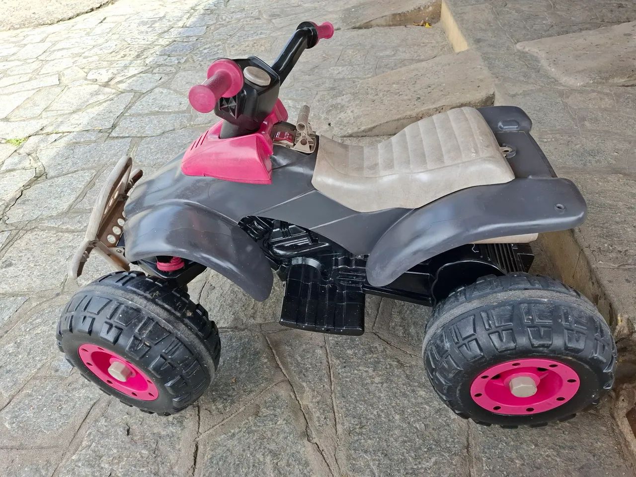Quadriciclo Infantil Elétrico Rosa e Preto
