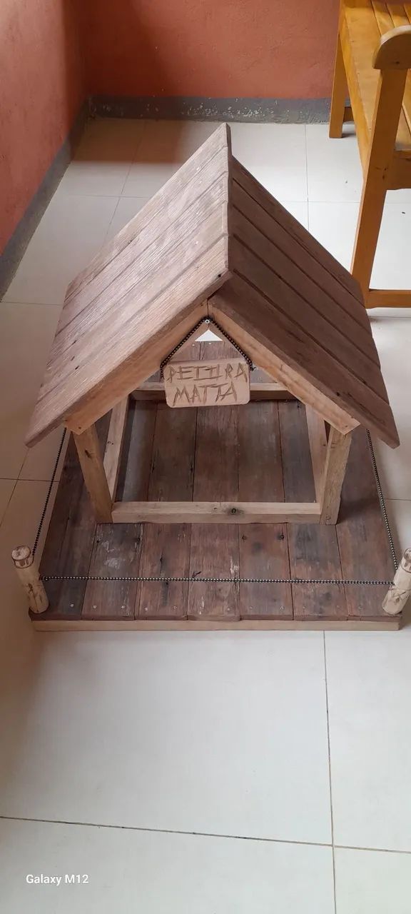 Casa de madeira de demolição tratador de passarinhos