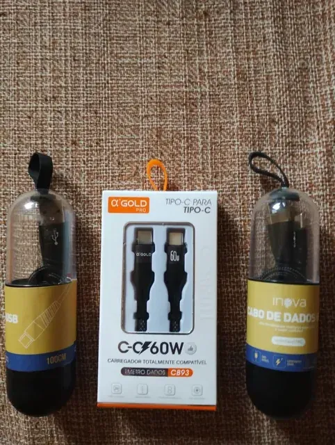 Cabos USB tipos V 8, C USB (normal), e duplo C, da marca Inova, novos, todos com 1 m.