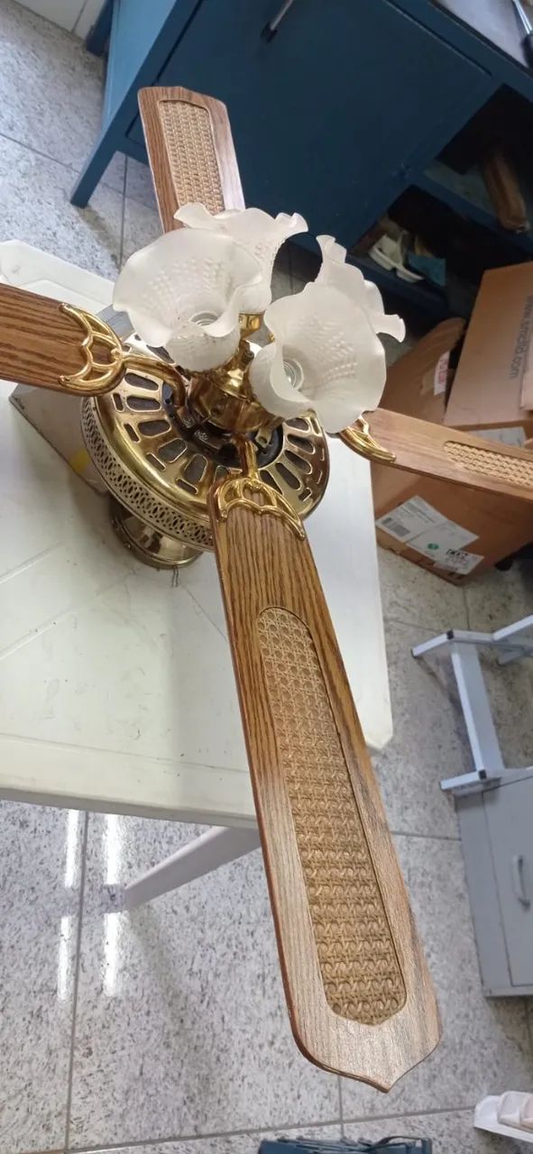 Ventilador de teto clássico com detalhes em madeira