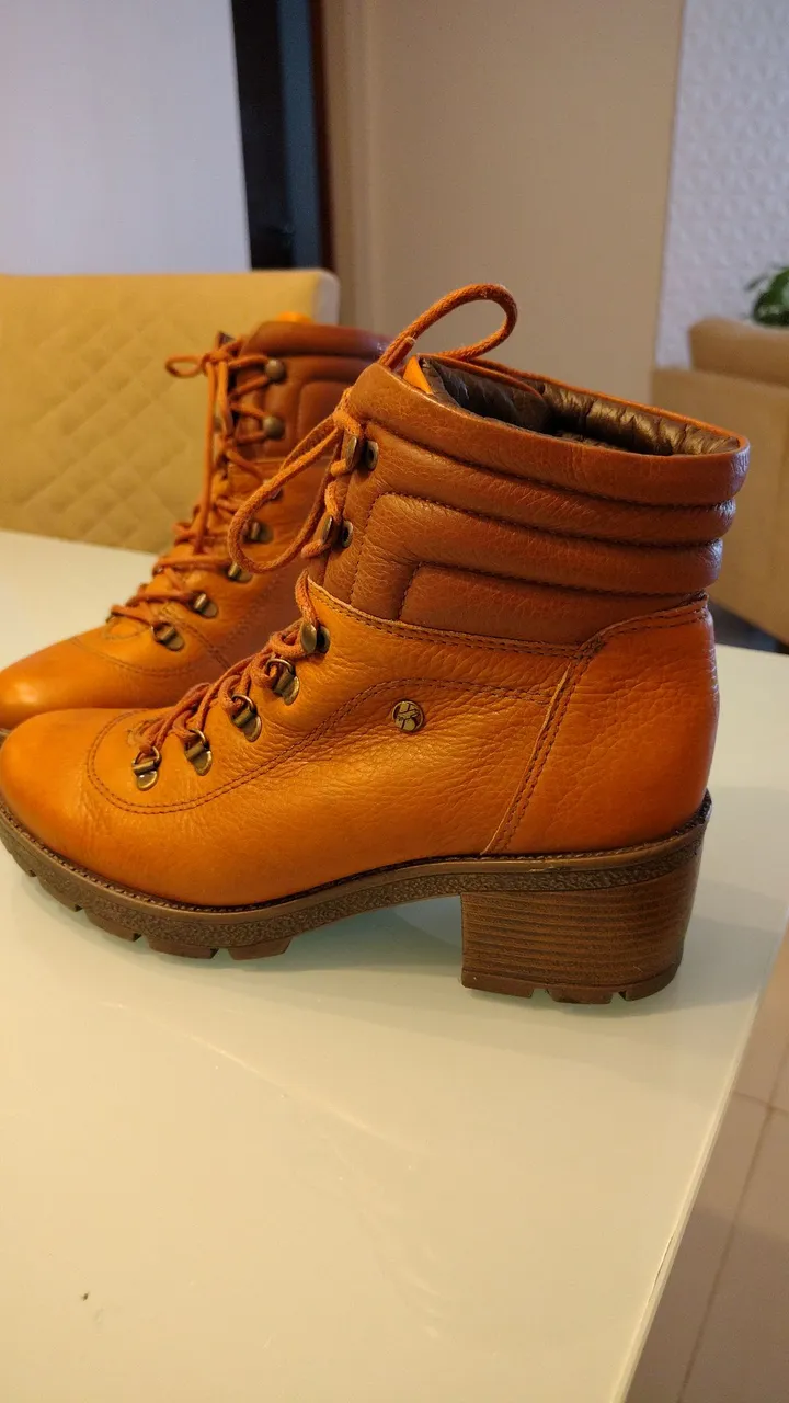 Botas de couro marrom
