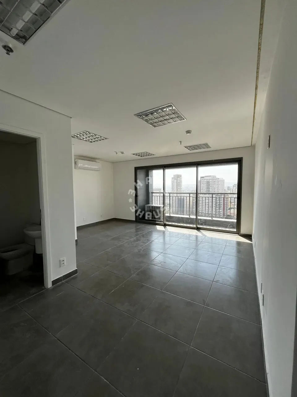 Sala comercial de 40m² no Tatuapé, com varanda e 1 vaga de garagem no prédio mais alto de 
