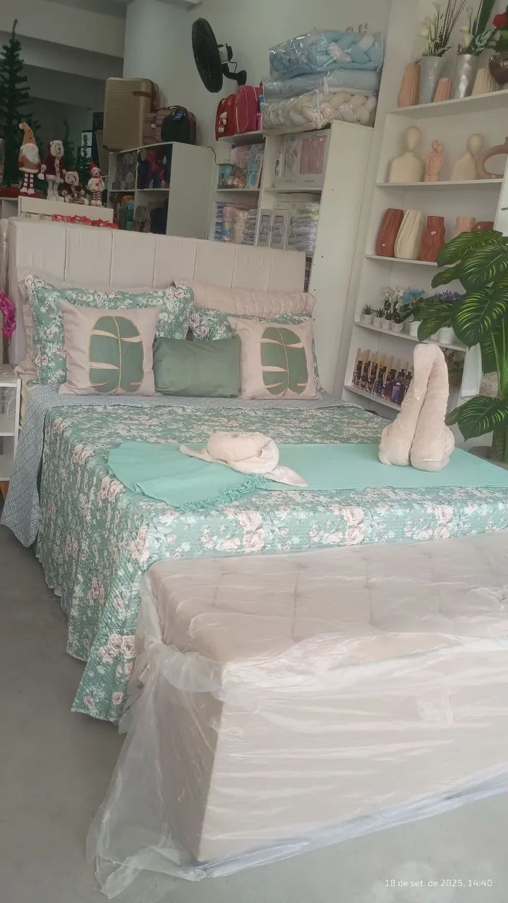 Cama Box nunca usada completa com cabeceira e Puf Baú 