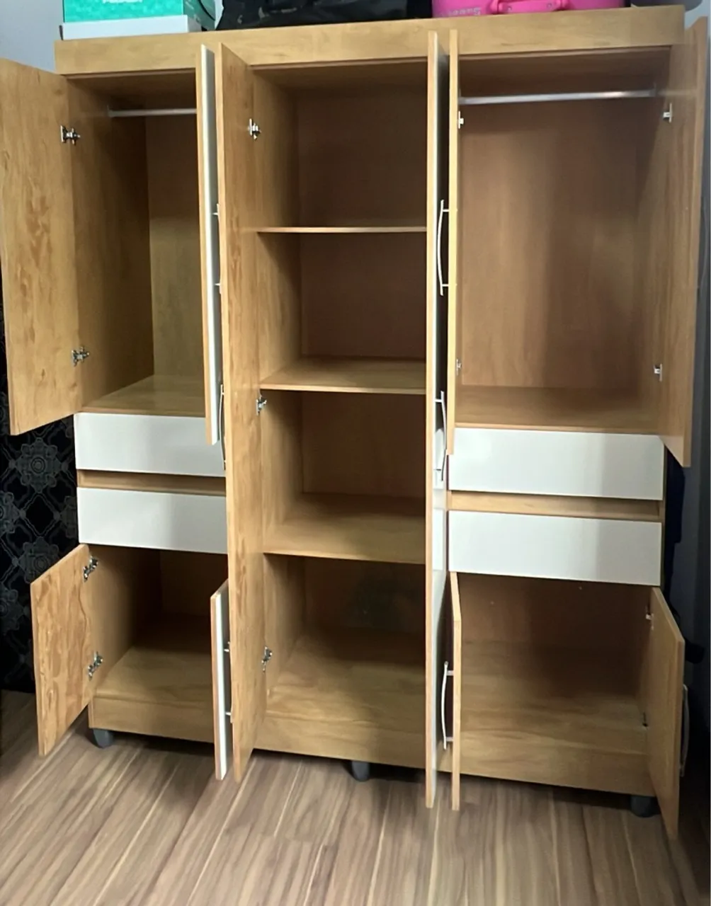 Guarda-Roupa Amadeirado com Gavetas
