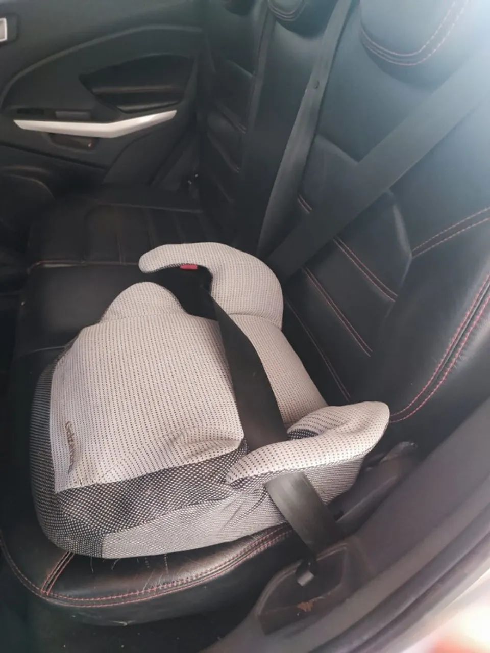 Assento elevado para crianças em automóvel  