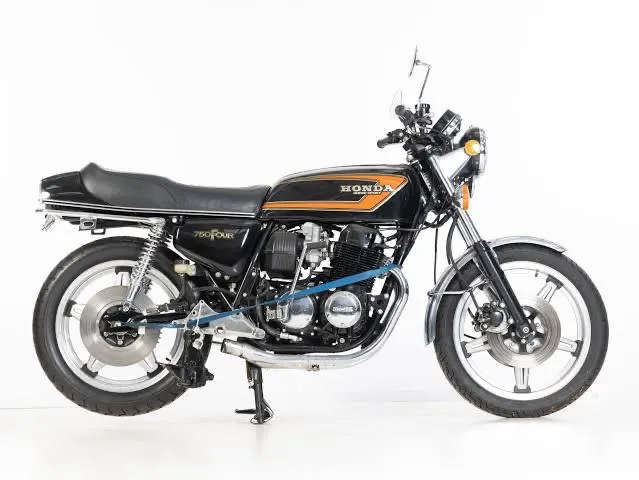 CB750 Four 1977 para restauração.