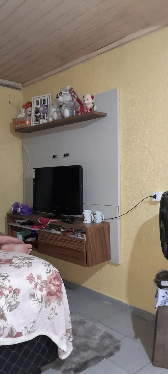 Painel de TV com prateleira e gaveta