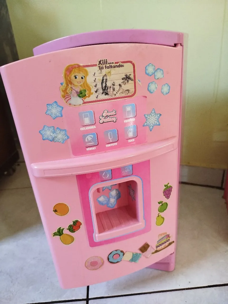 Geladeira de brinquedo rosa com acessórios