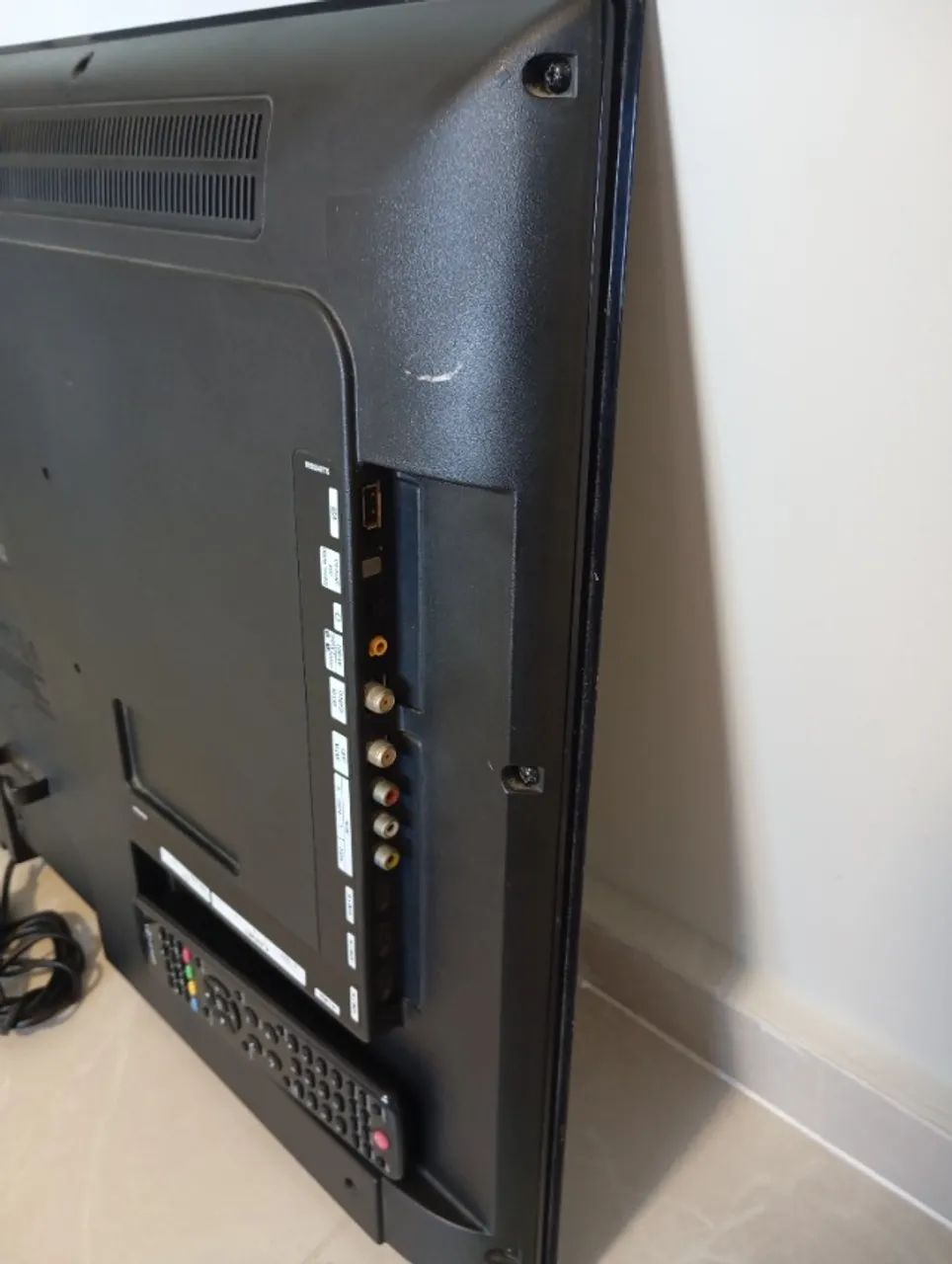 TV 32" LCD Hbuster (defect)64318191763459121