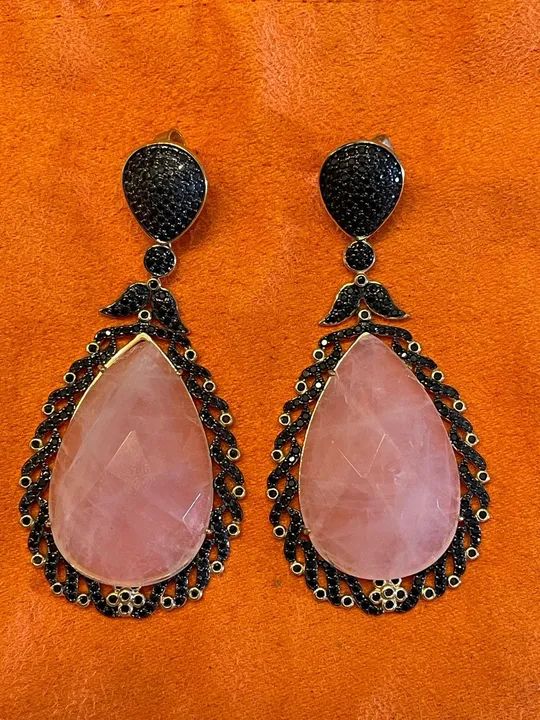 Brincos de Quartzo Rosa com Detalhes em Pedras Pretas - Foto 2
