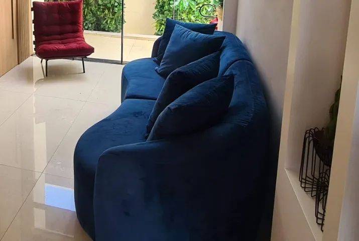 Sofá curvado em suede azul com almofadas - Foto 2