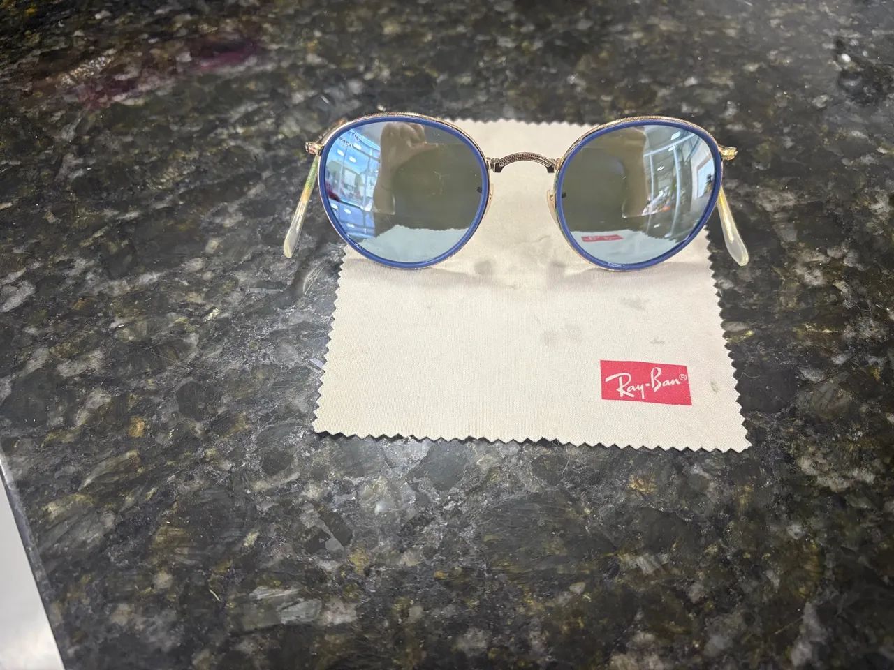 Óculos rayban com hastes dobráveis