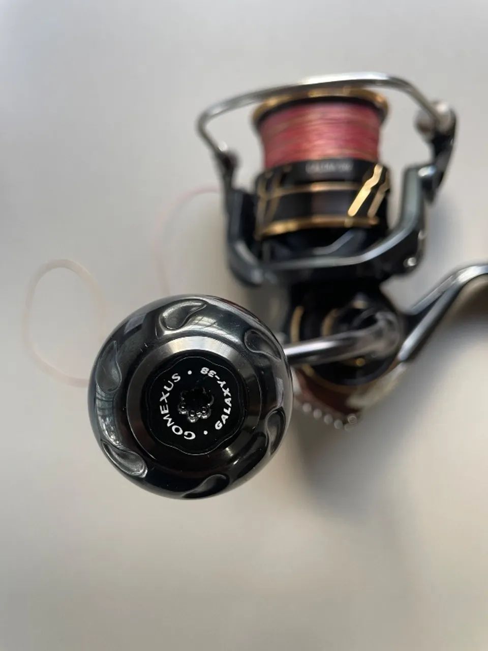 Molinete Daiwa Caldia SW 6000D-H - Foto 4