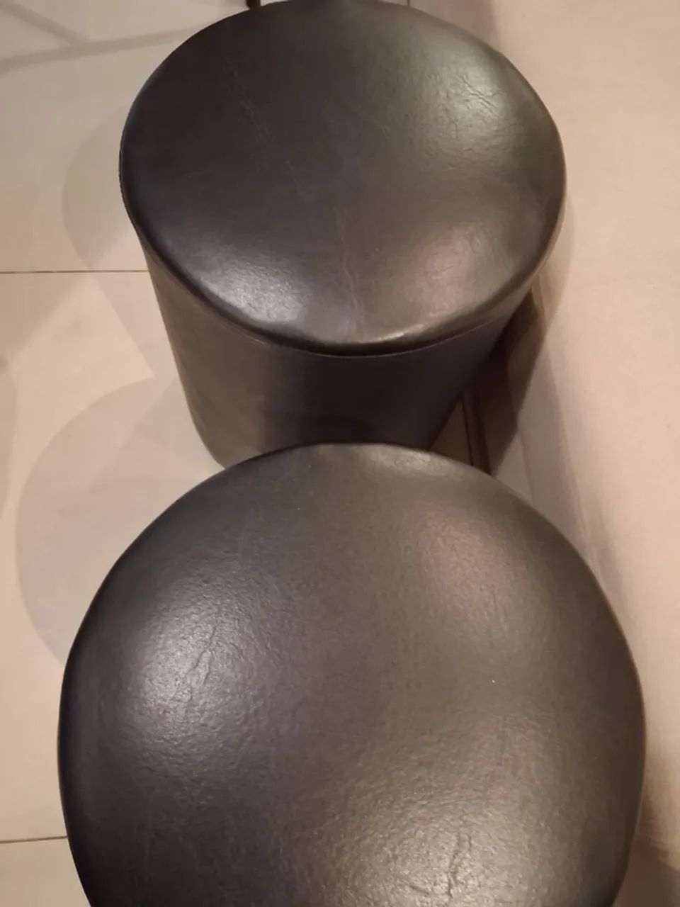 Par de Puff de corino preto 