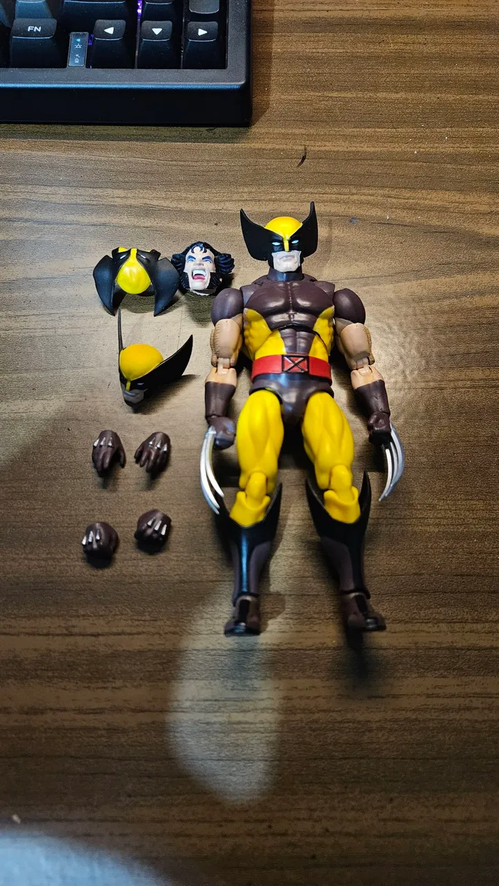 Wolverine CT Toys e Deadpool Mafex bootleg