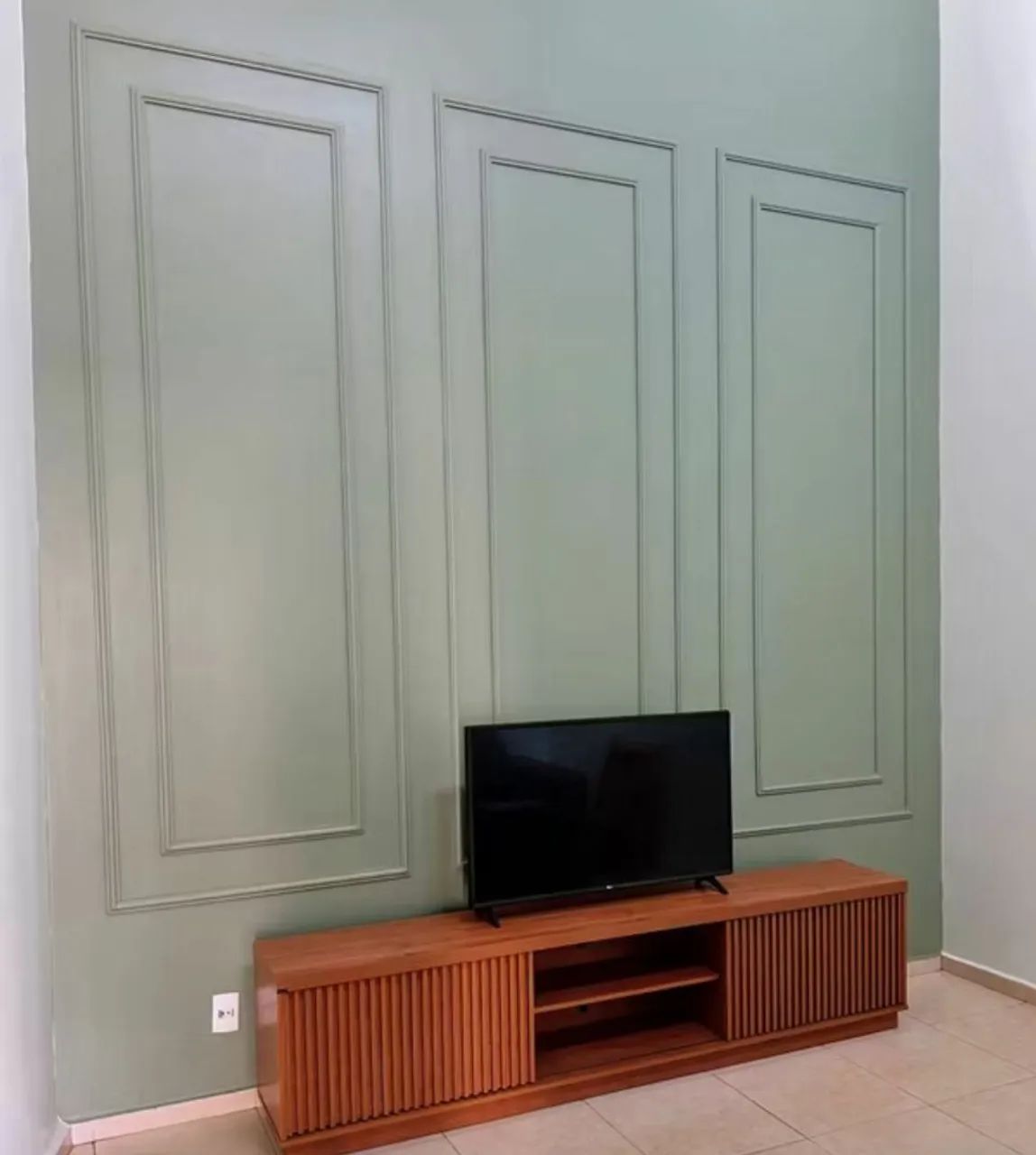 Rack 2,20m elegante com portas ripadas - ideal para sala moderna - Foto 4