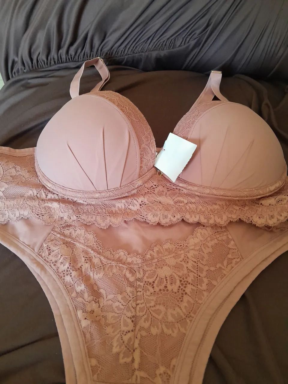 Conjunto de lingerie rosa com renda