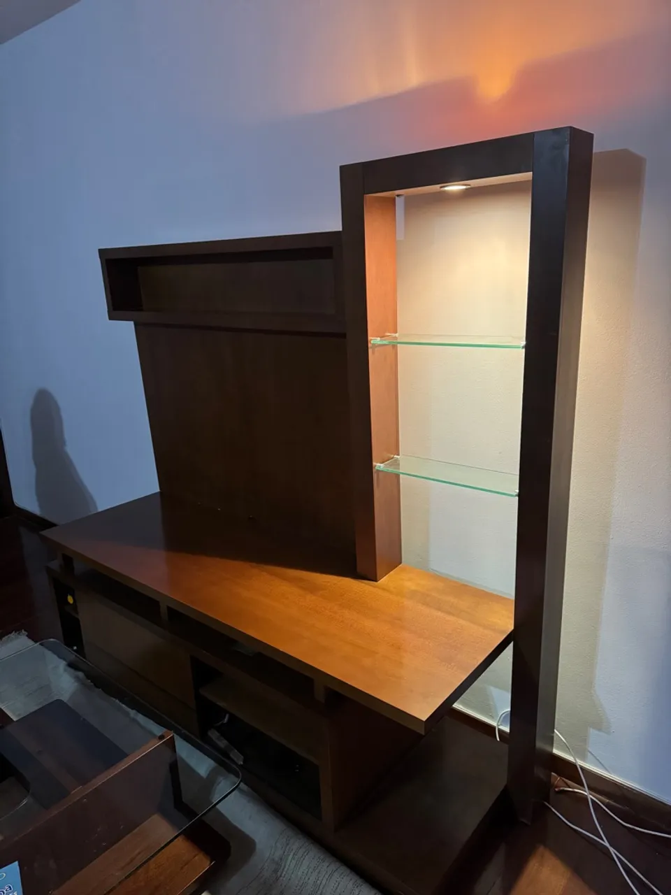 Móvel para TV com Prateleiras e Iluminação
