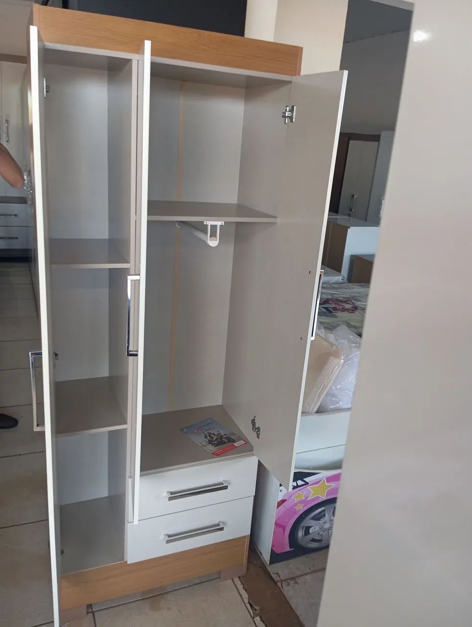 Guarda-Roupa Moderno , com Detalhe Amadeirado - Foto 2