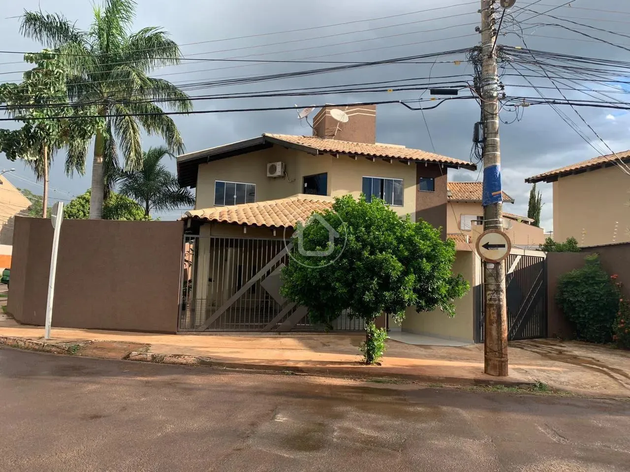 SOBRADO RESIDENCIAL E COMERCIAL.