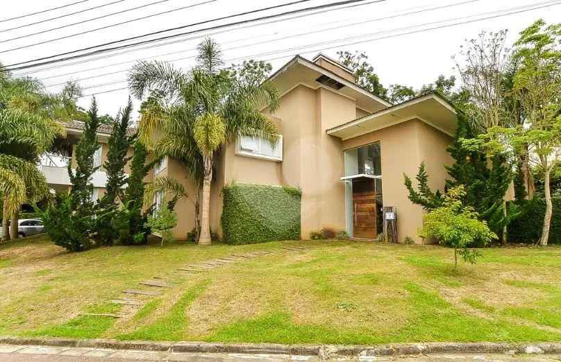 Casa à venda com 605 m², 5 quartos e espaços amplos no Campo Comprido, em Curitiba