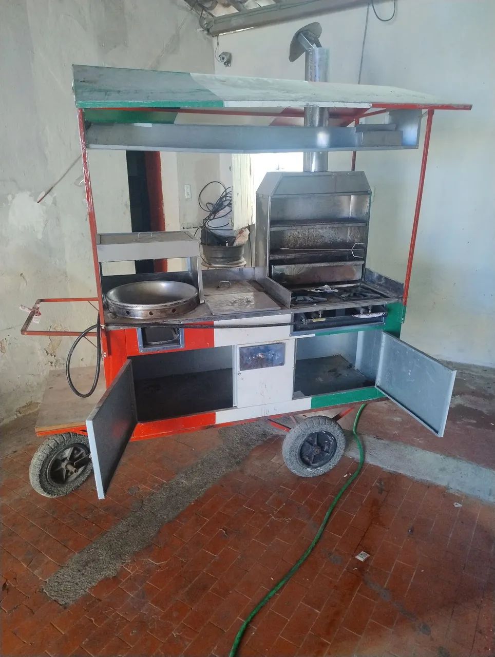 Carrinho de espetinho e batatinha 