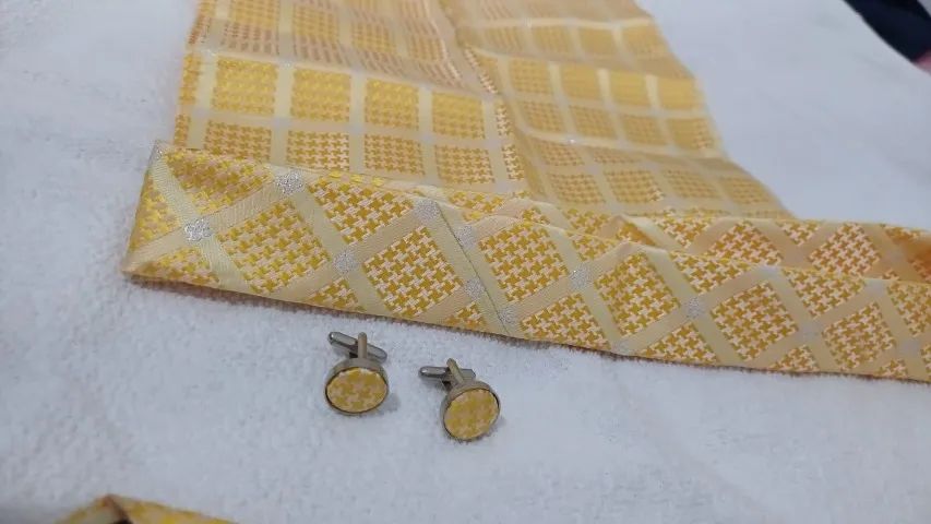 Lindíssima Gravata Ouro Xadrez, pigmento brilhante Importada (Nova) - Foto 2