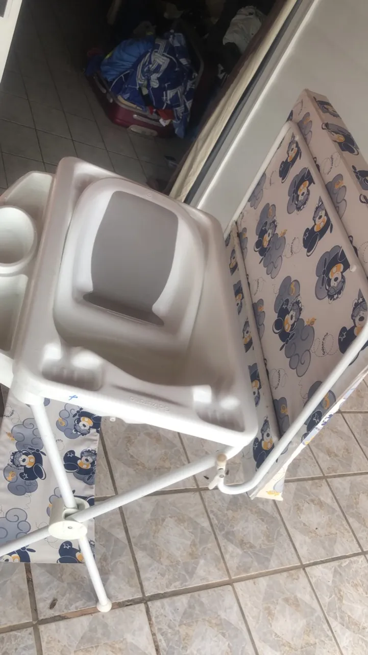 Trocador de bebê com banheira
