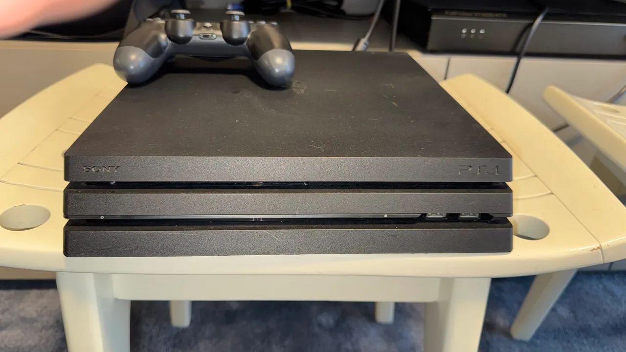 PLAYSTATION 4 PRO 1TB + JOGOS + 1 CONTROLE - Foto 2