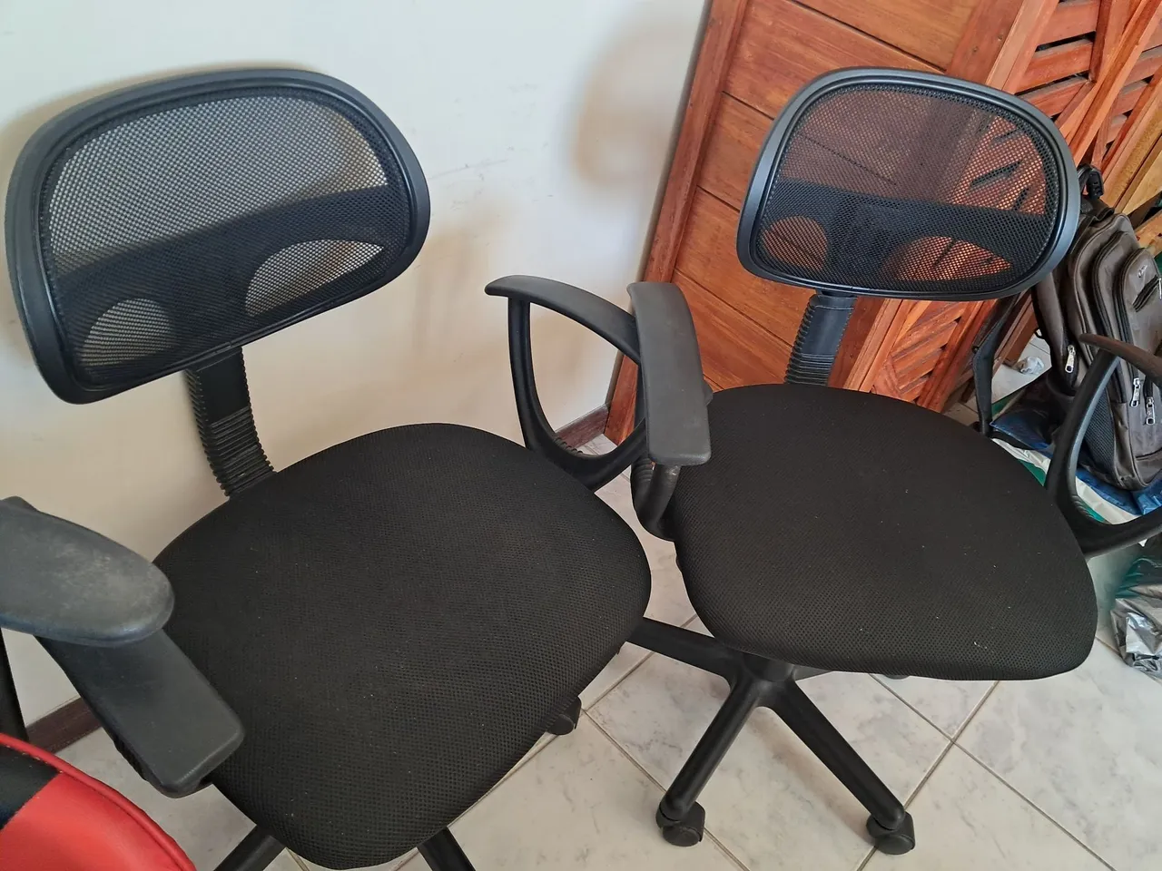 Cadeiras de escritório com tela mesh e rodinhas