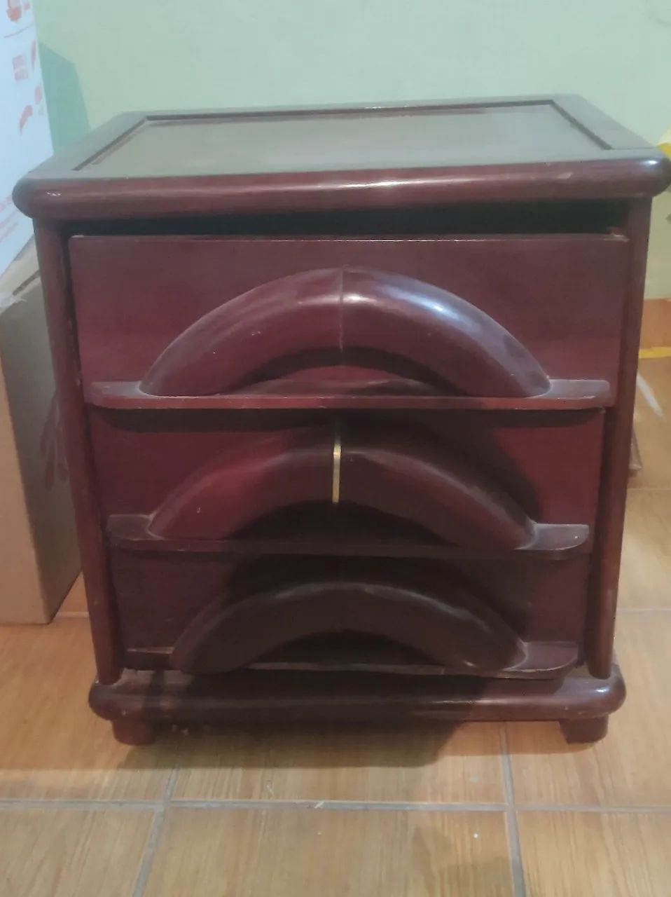 Mesa de cabeceira clássica de madeira com Gavetas