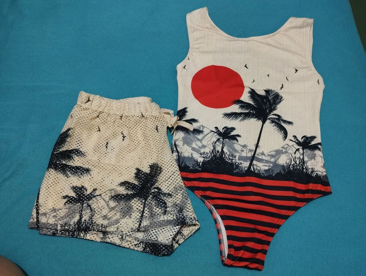 Conjunto de maiô com estampa de praia